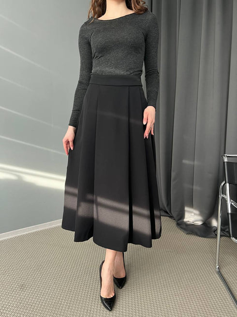 تنورة كلاسيكية واسعة