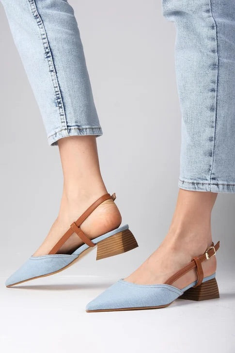 حذاء بكعب قصير من قماش الدنيم باللون الأزرق