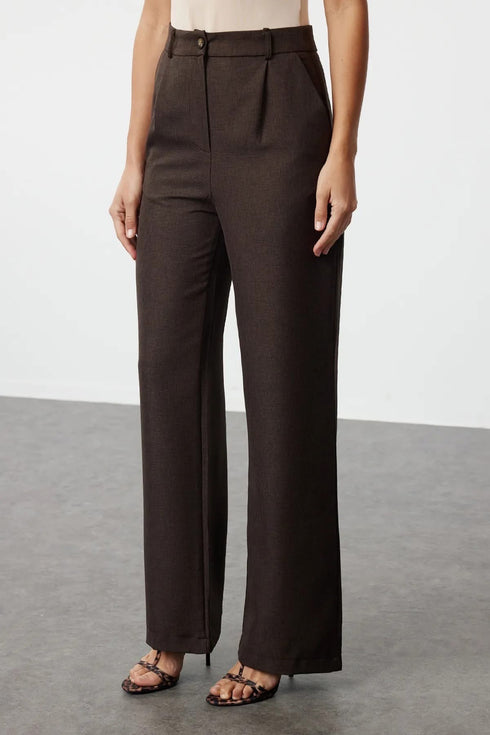 طقم بليزر وبنطلون من الكتان باللون البني