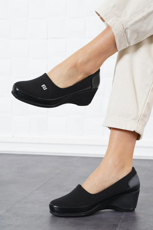 حذاء نسائي بكعب عريض باللون الأسود