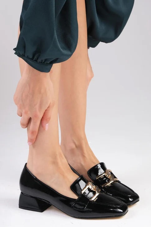 حذاء كعب قصير من الجلد باللون الأسود