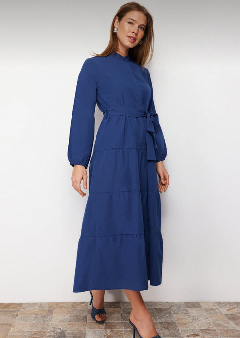 فستان منسوج بأزرار وحزام باللون الأزرق الغامق