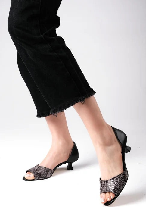 حذاء رمادي اللون بكعب قصير