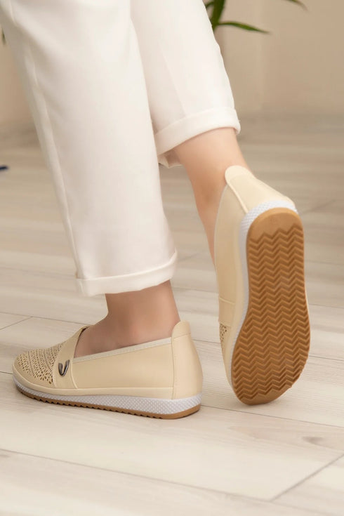 حذاء نسائي يومي باللون البيج