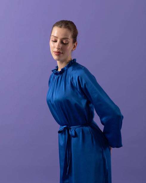 فستان من الساتان باللون الأزرق