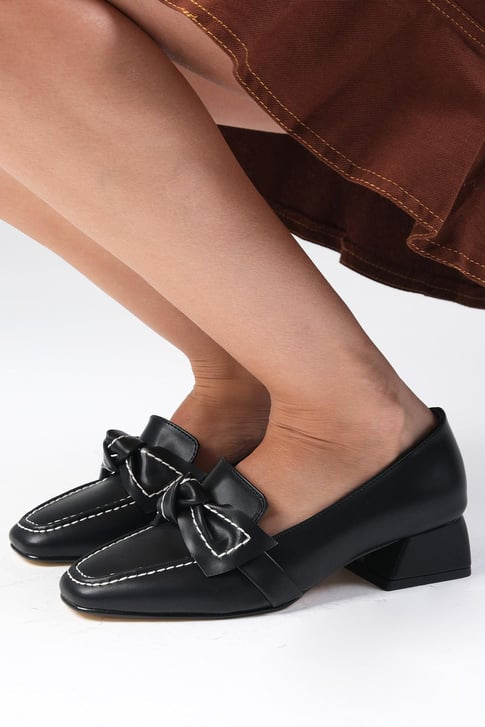 حذاء بكعب قصير مع فيونكة - لون أسود