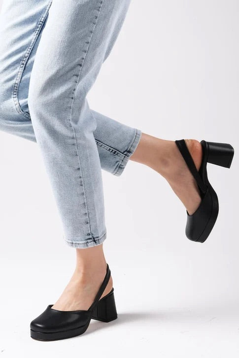 حذاء كعب عالي باللون الأسود