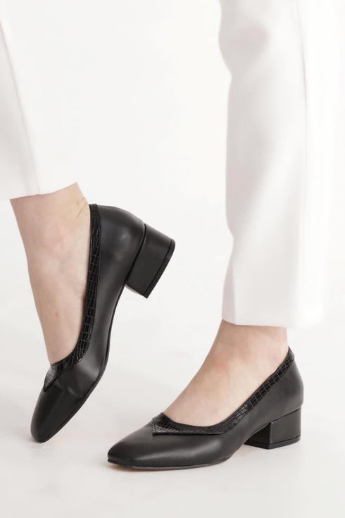 حذاء نسائي بكعب أسود