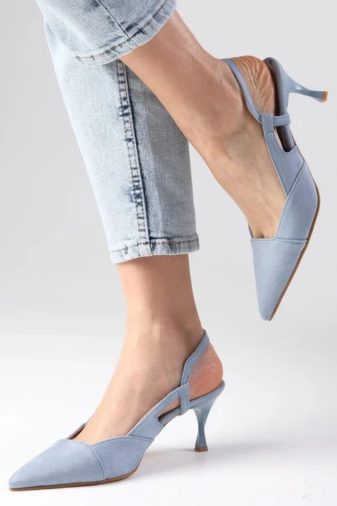 حذاء أزرق اللون بكعب مفتوح من الخلف