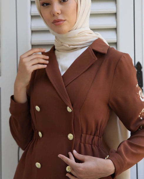 جكيت طويل بأكمام مطرزة