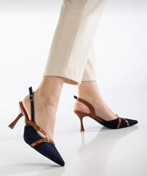 حذاء أزرق غامق من قماش الدنيم بكعب عالي