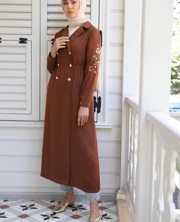 جكيت طويل بأكمام مطرزة