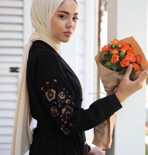 جكيت طويل بأكمام مطرزة