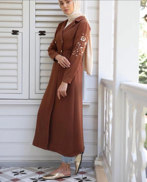 جكيت طويل بأكمام مطرزة