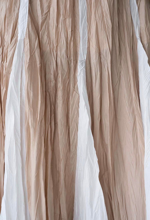 تنورة الفراشة باللون البيج