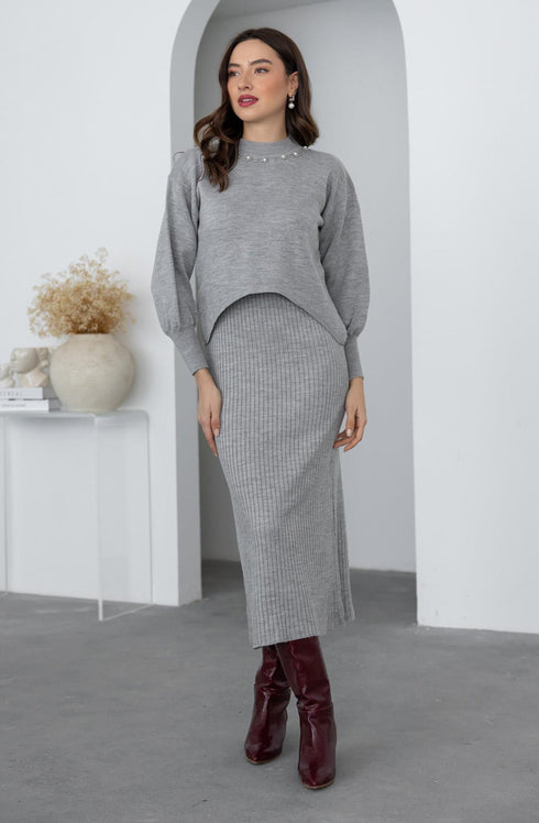 طقم تريكو نسائي بتفاصيل لؤلؤية - لون رمادي