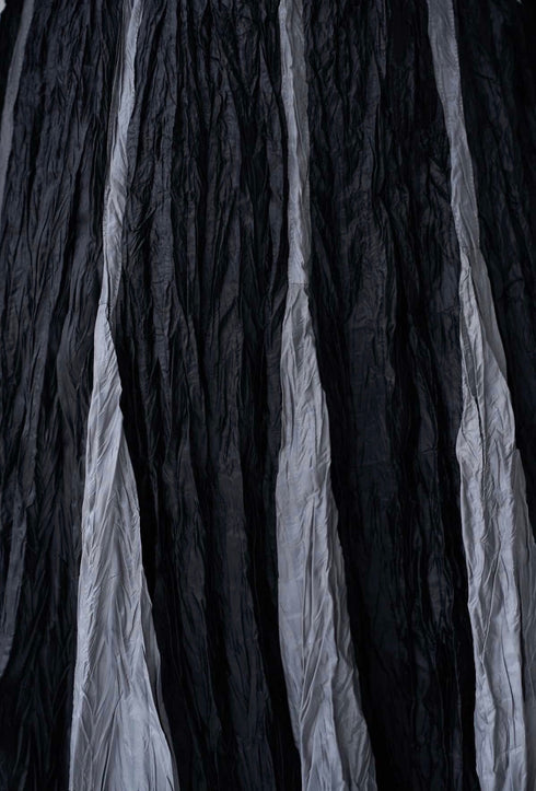 تنورة الفراشة باللون الأسود