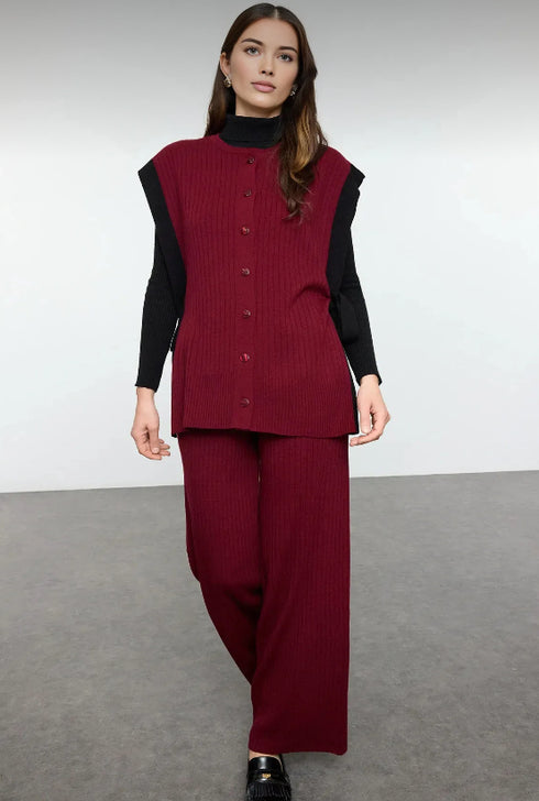 طقم تريكو باللون الخمري