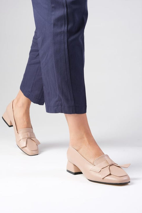 حذاء بكعب قصير لون بيج