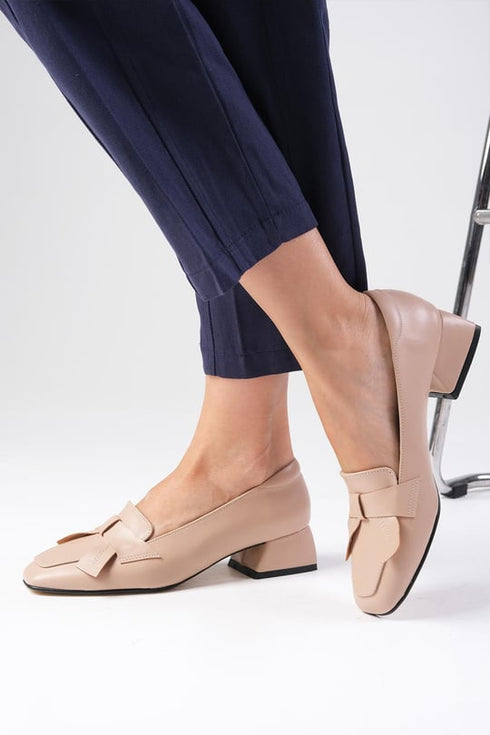 حذاء بكعب قصير لون بيج