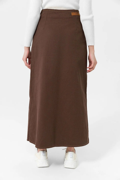 تنورة طويلة لون بني