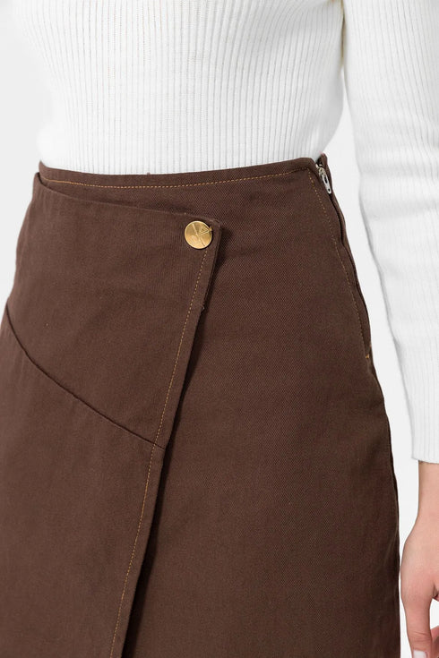 تنورة طويلة لون بني