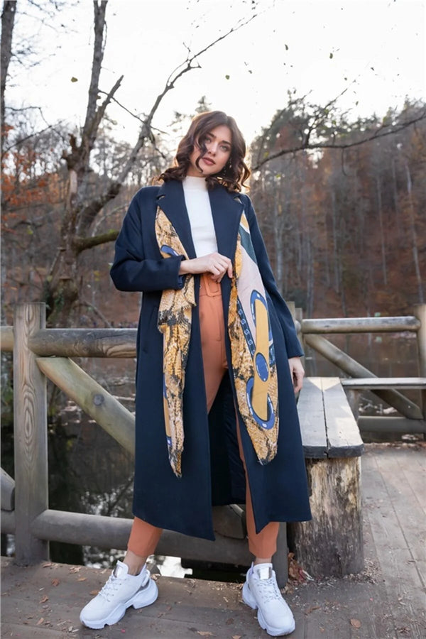 معطف مبطن باللون الأزرق الغامق