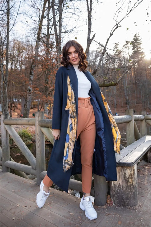 معطف مبطن باللون الأزرق الغامق