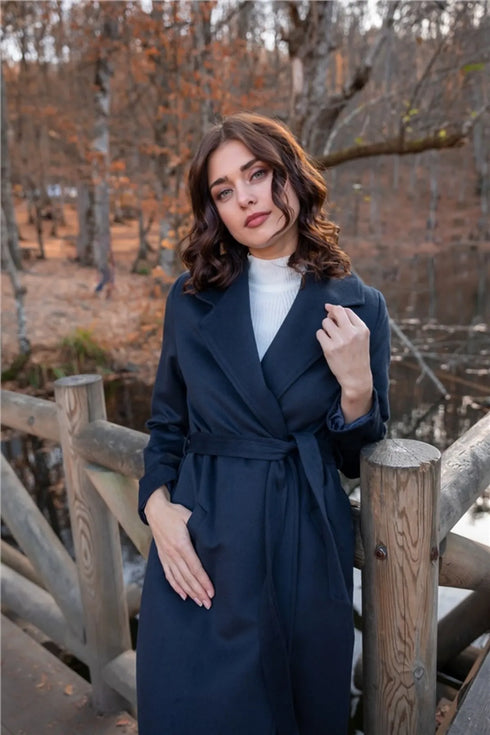 معطف مبطن باللون الأزرق الغامق