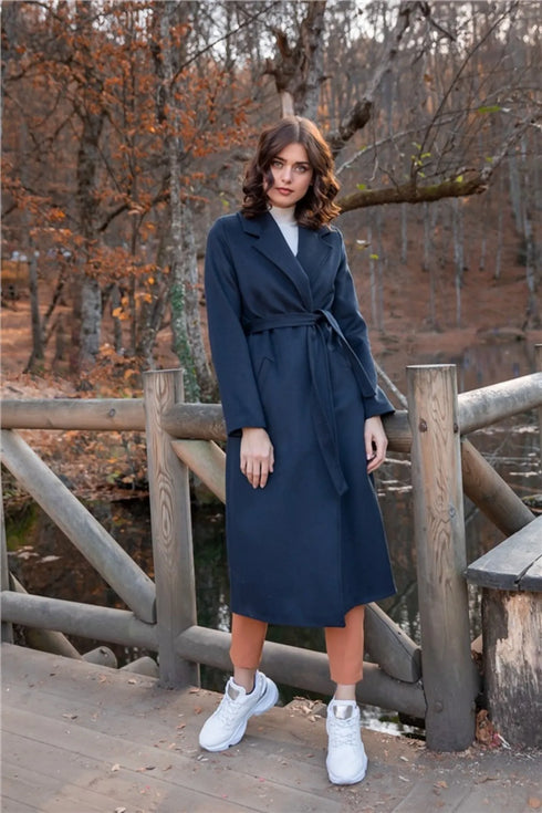 معطف مبطن باللون الأزرق الغامق