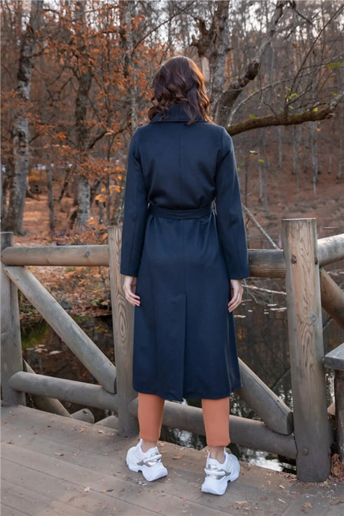 معطف مبطن باللون الأزرق الغامق