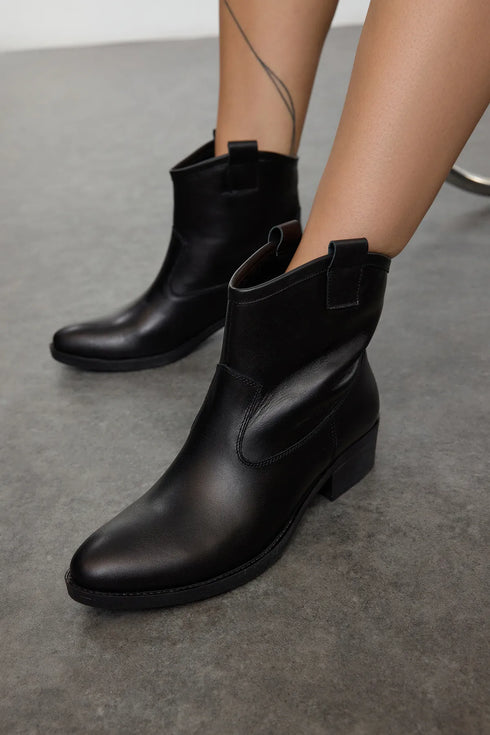 جزمة جلد حقيقي لون أسود