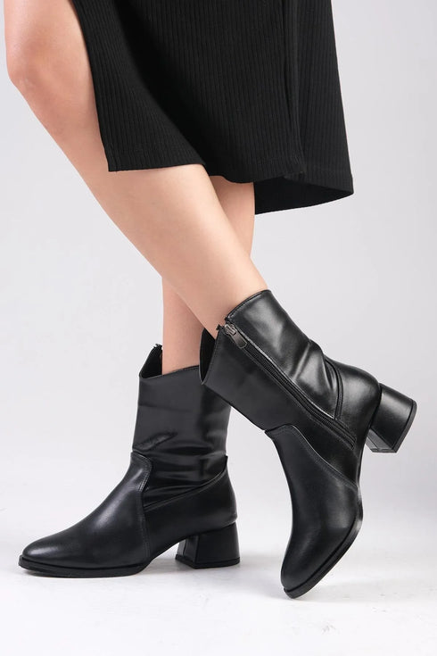 جزمة نسائية بكعب باللون الأسود