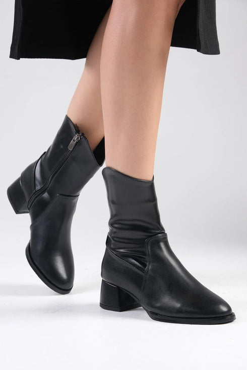 جزمة نسائية بكعب باللون الأسود