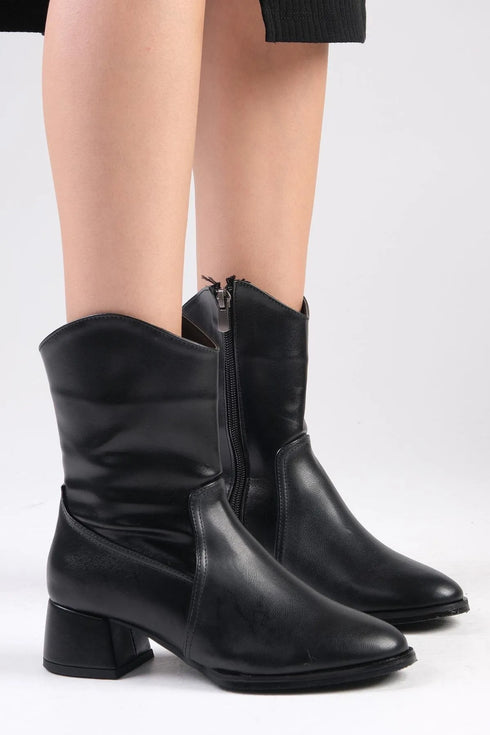 جزمة نسائية بكعب باللون الأسود