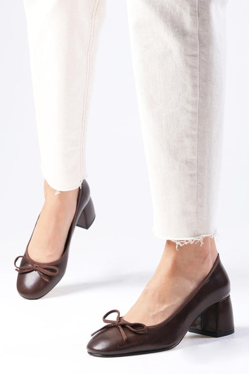 حذاء كعب عالي لون بني