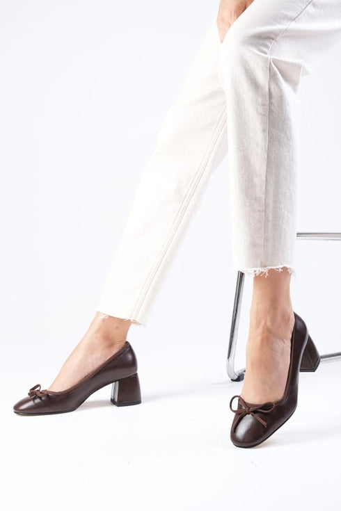 حذاء كعب عالي لون بني