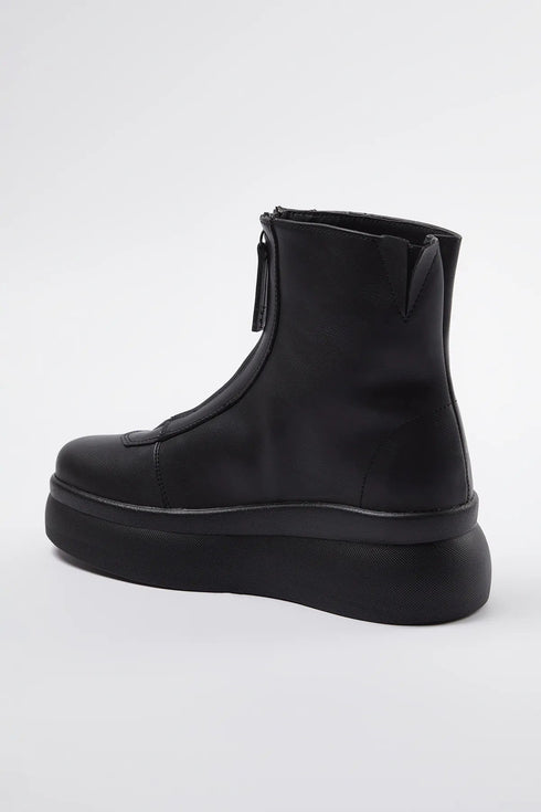 جزمة نسائية لون أسود