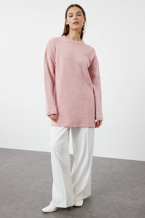 كنزة تريكو بتفاصيل لؤلؤ لون روز