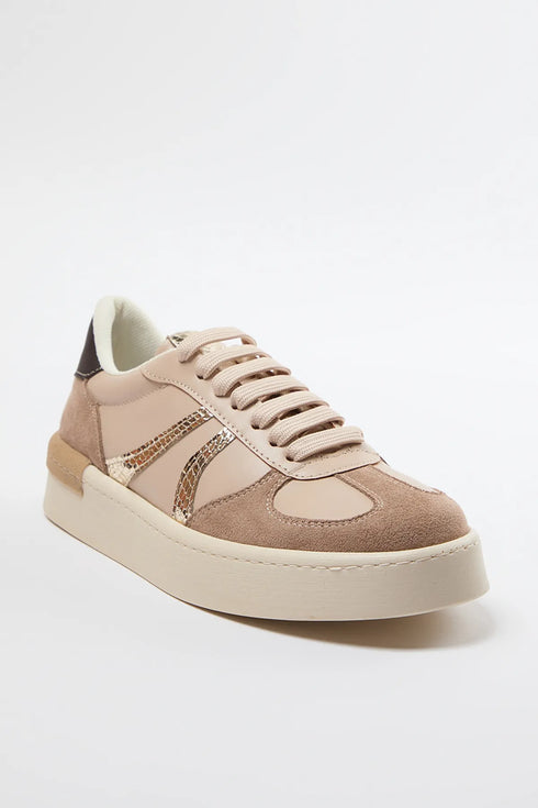 حذاء رياضي باللون البيج
