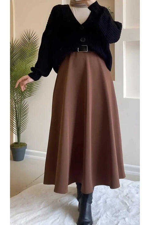 تنورة طويلة لون بني