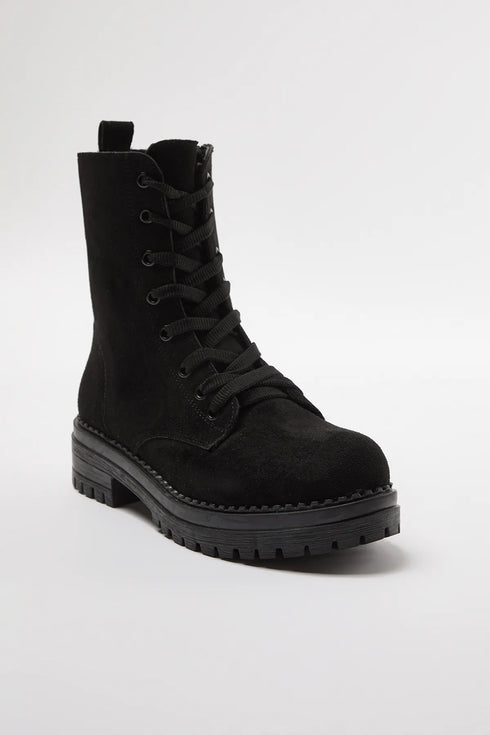 جزمة قصيرة باللون الأسود