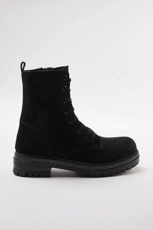 جزمة قصيرة باللون الأسود