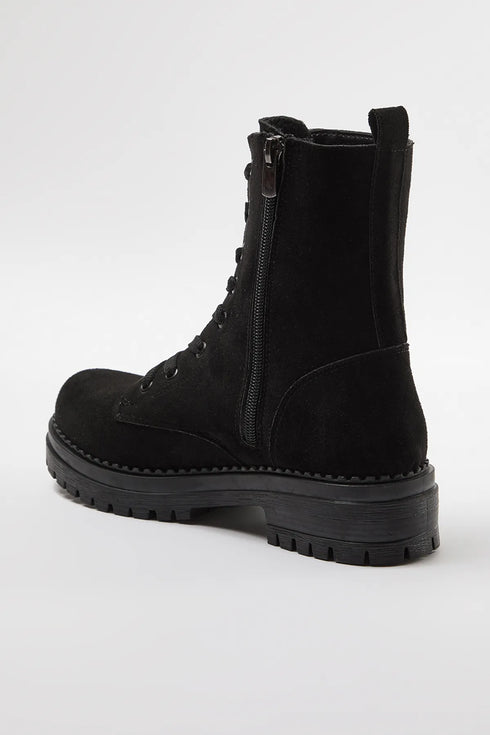 جزمة قصيرة باللون الأسود