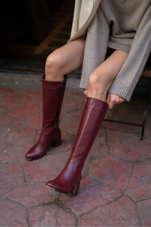 جزمة طويلة كعب عالي لون أحمر كلاريت