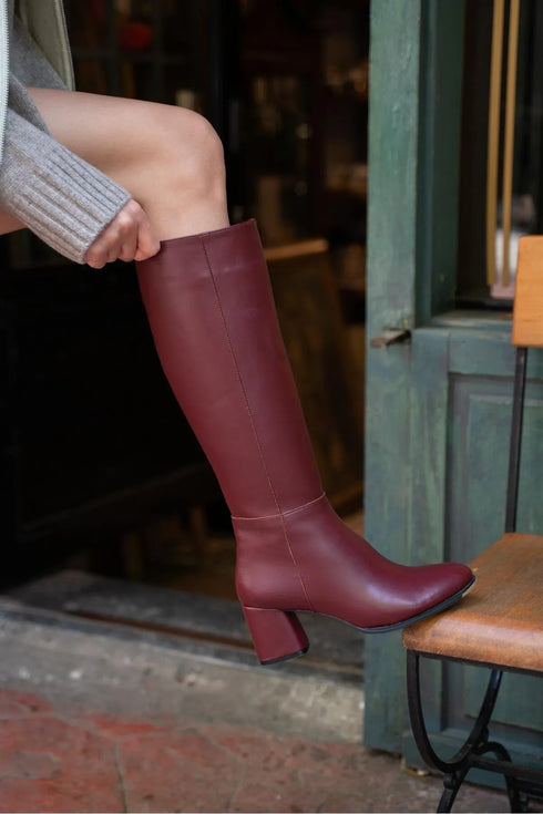 جزمة طويلة كعب عالي لون أحمر كلاريت