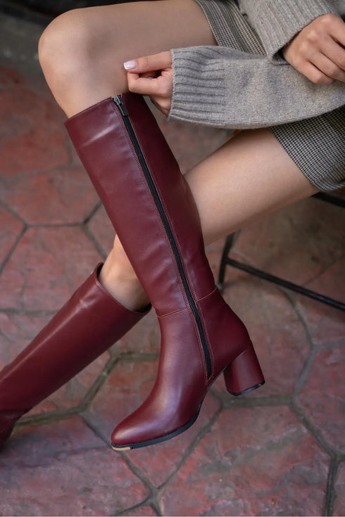 جزمة طويلة كعب عالي لون أحمر كلاريت