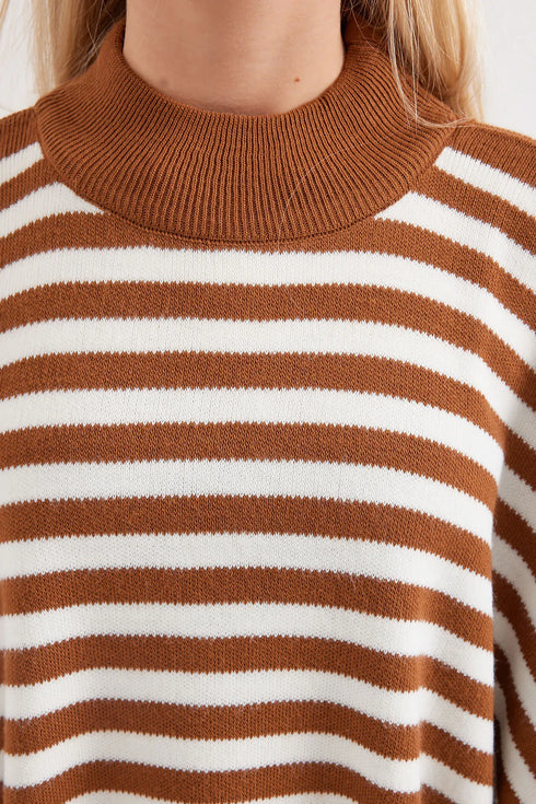 كنزة - تريكو مخططة لون عسلي