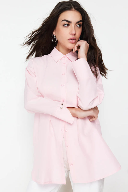 قميص نسائي باللون الوردي الفاتح