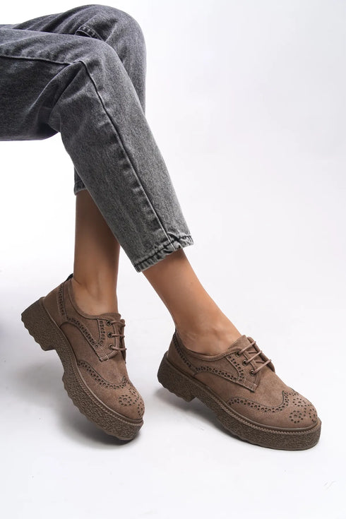 حذاء جلد باللون البني